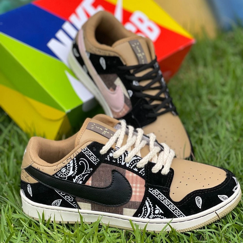 Nike Dunk Low / “Travis Scott - Cactus Jack”