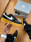 Tênis Nike Air Force 1 Preto/Branco Latex