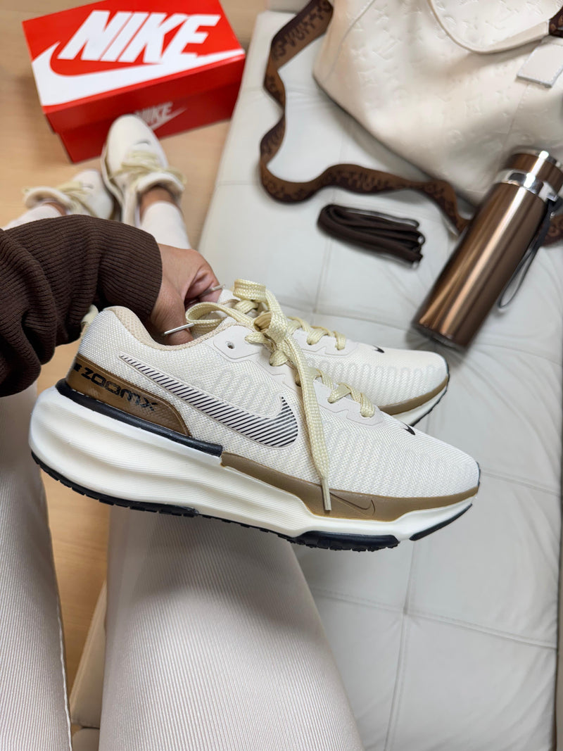 Tênis Nike ZoomX Invincible Run 3 - Bege/Branco
