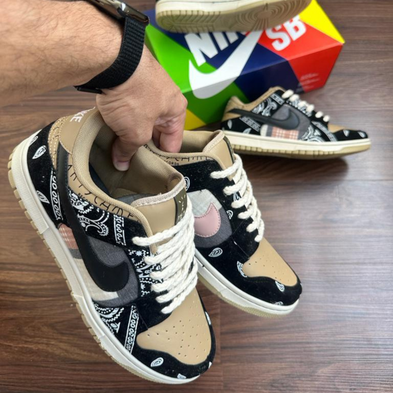 Nike Dunk Low / “Travis Scott - Cactus Jack”