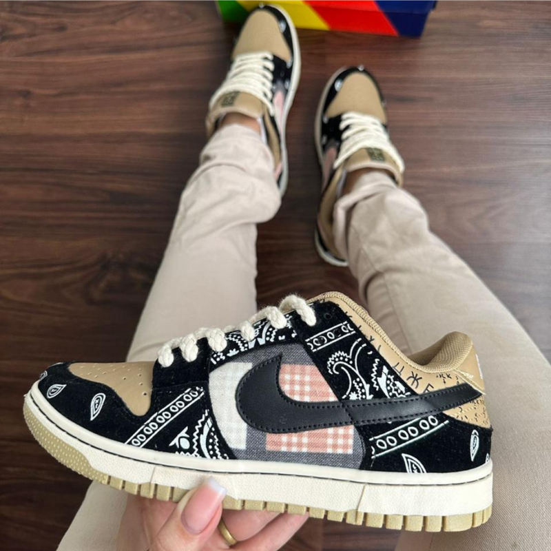 Nike Dunk Low / “Travis Scott - Cactus Jack”