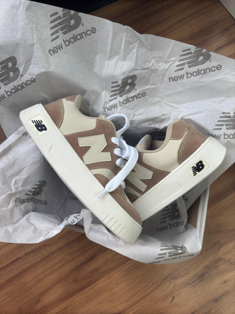TÊNIS NEW BALANCE CT303 – Caramelo e bege