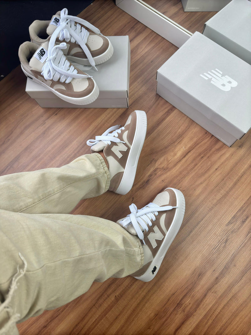 TÊNIS NEW BALANCE CT303 – Caramelo e bege