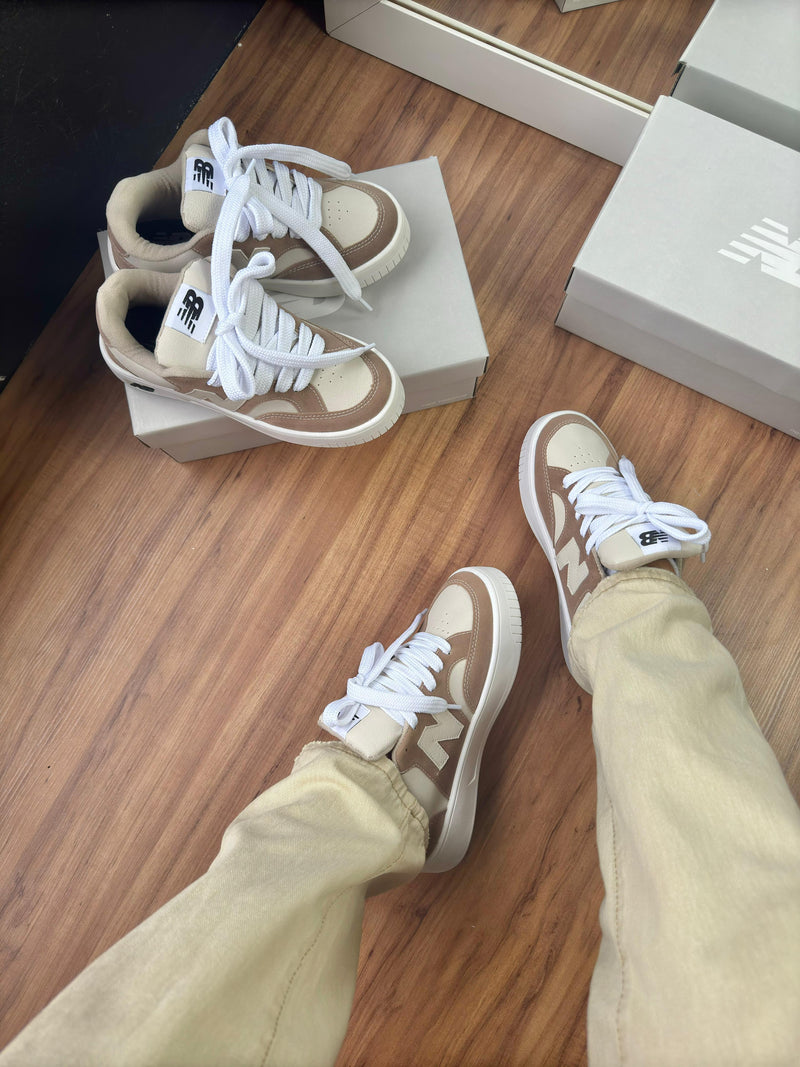 TÊNIS NEW BALANCE CT303 – Caramelo e bege