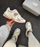 TÊNIS NEW BALANCE 2002 – Off Gray / Rosa