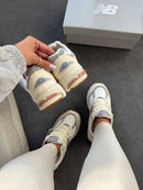 TÊNIS NEW BALANCE 2002 – Off Gray / Rosa