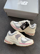 TÊNIS NEW BALANCE 2002 – Off Gray / Rosa