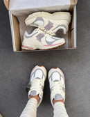 TÊNIS NEW BALANCE 2002 – Off Gray / Rosa