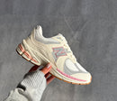 TÊNIS NEW BALANCE 2002 – Off Gray / Rosa