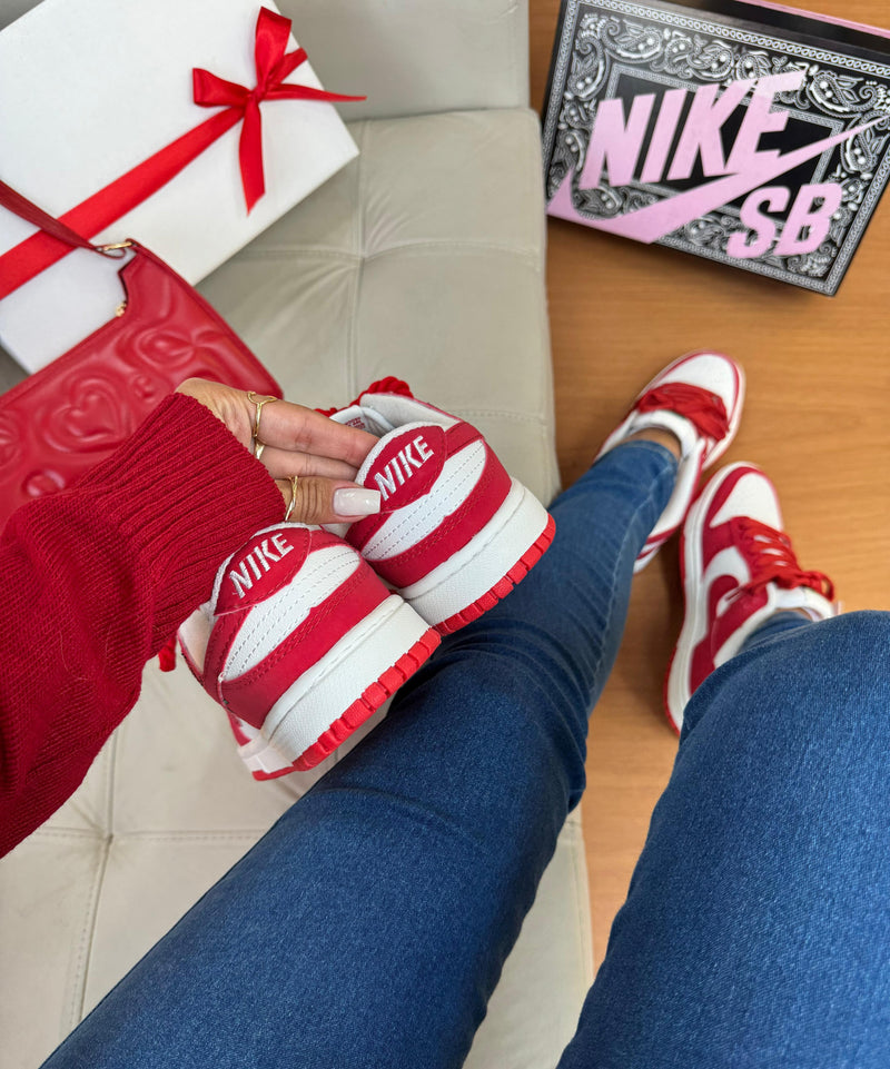 TÊNIS NIKE DUNK LOW SB – Branco e Vermelhos