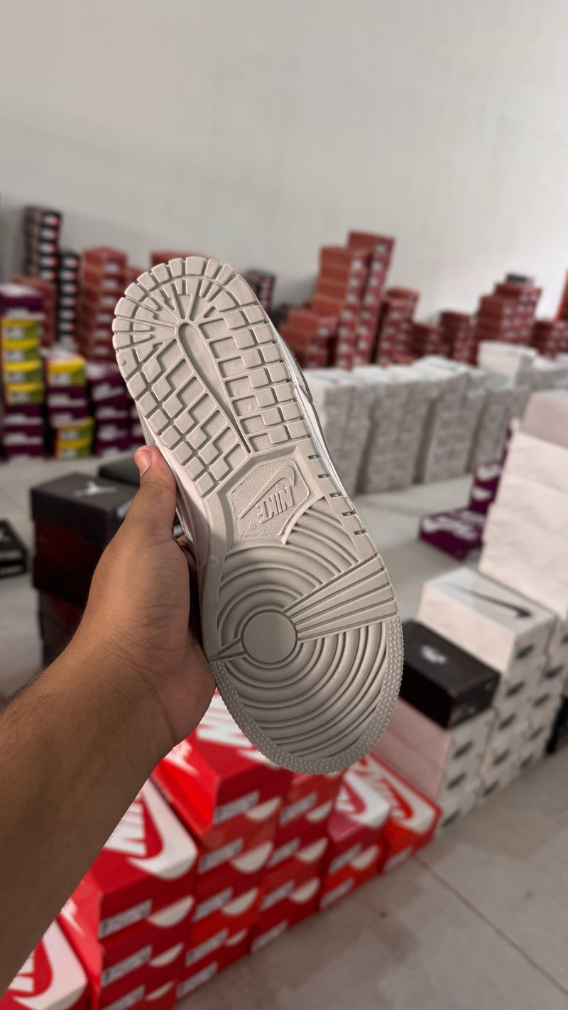 TÊNIS NIKE DUNK LOW SB – Cinza e Branco