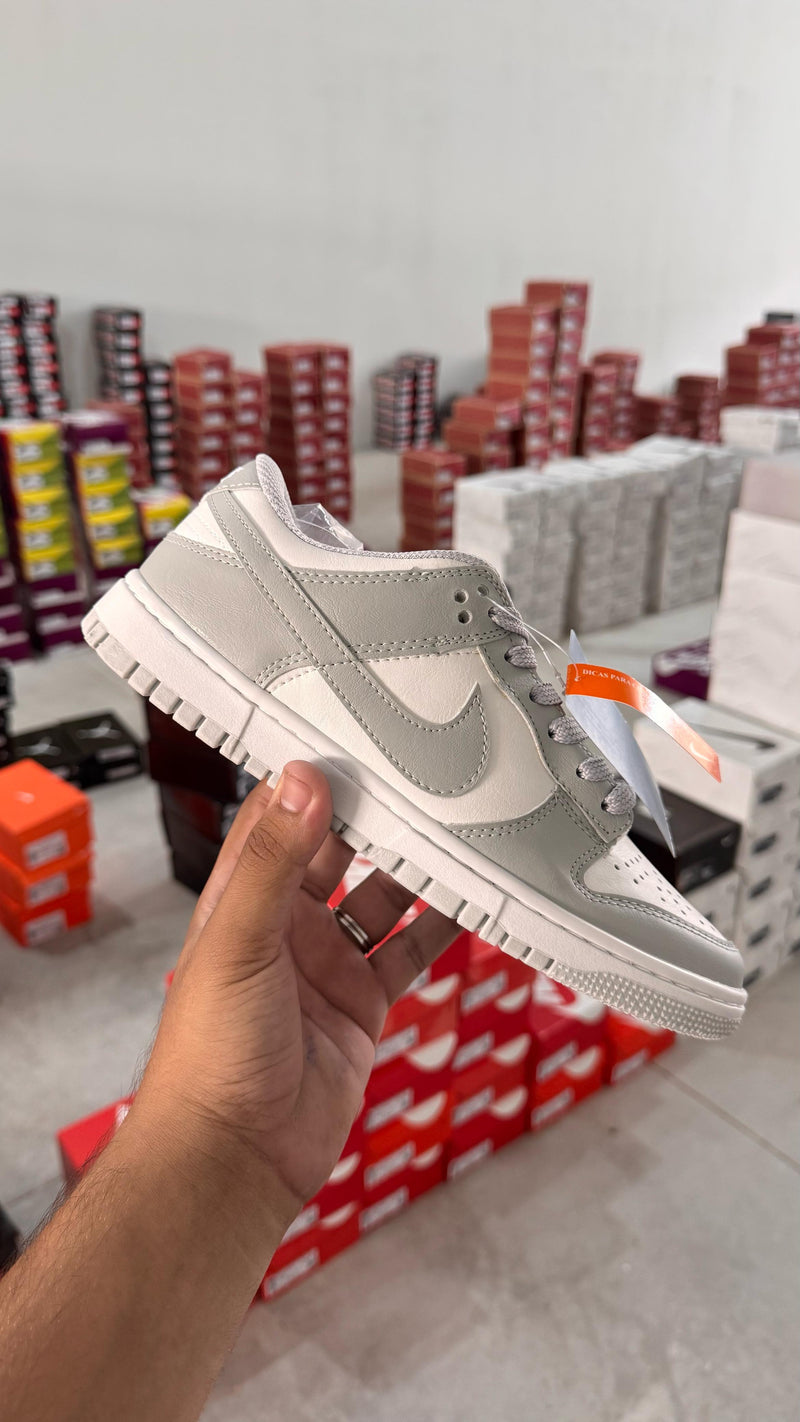 TÊNIS NIKE DUNK LOW SB – Cinza e Branco