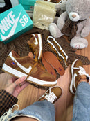 TÊNIS NIKE DUNK LOW SB – Teddy Bear Caramelo