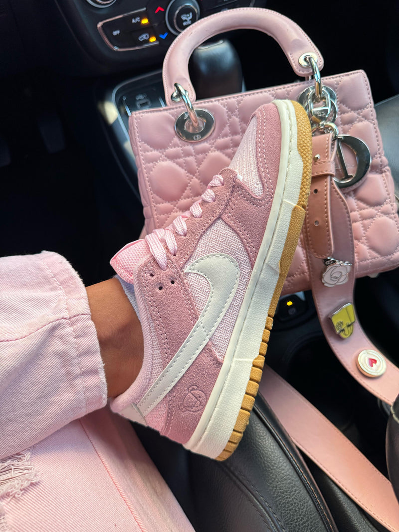 TÊNIS NIKE DUNK LOW SB – Teddy Bear Rosa