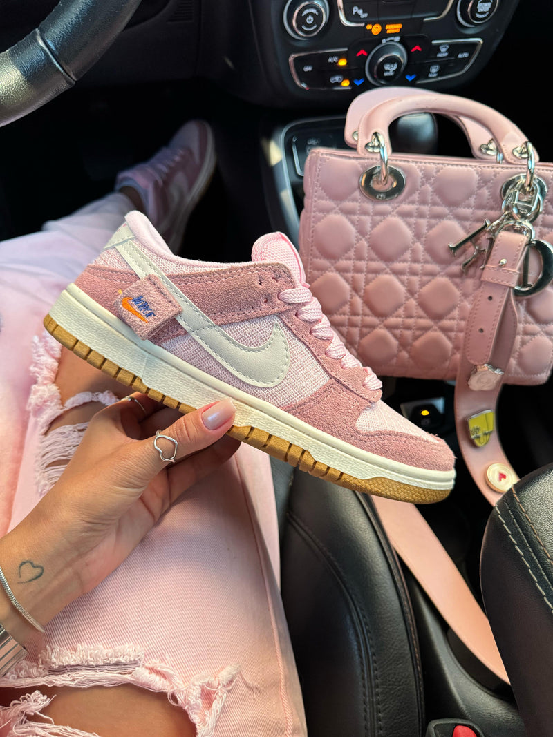 TÊNIS NIKE DUNK LOW SB – Teddy Bear Rosa