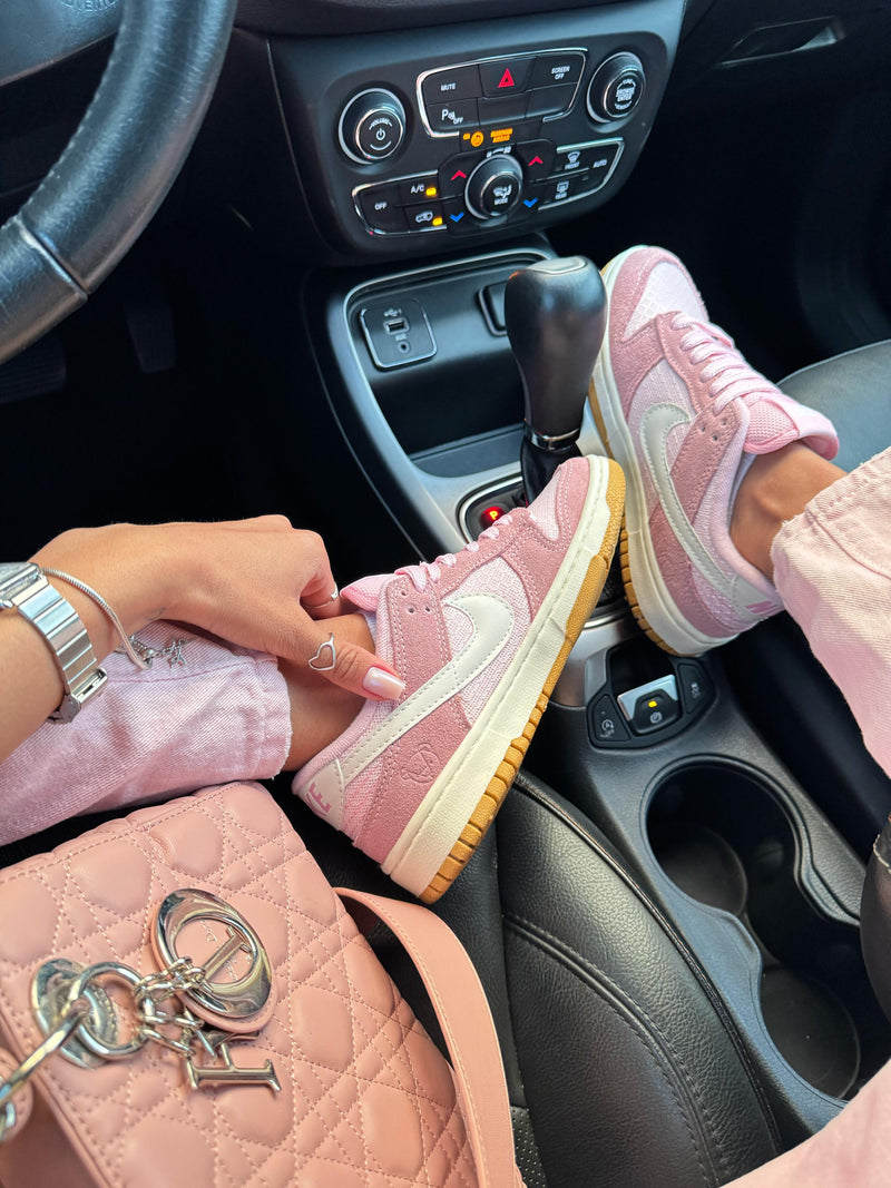 TÊNIS NIKE DUNK LOW SB – Teddy Bear Rosa