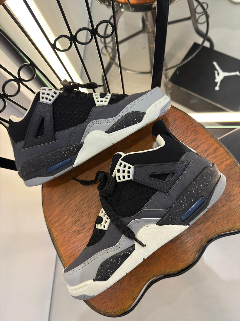 Tênis Nike Air Jordan 4 Retrô - Preto e Cinza