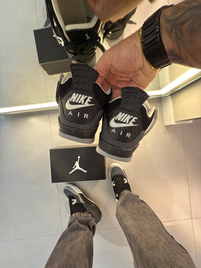 Tênis Nike Air Jordan 4 Retrô - Preto e Cinza