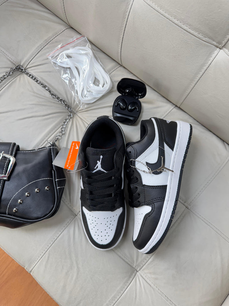 Tênis Nike Air Jordan 1 Low - Panda Classic