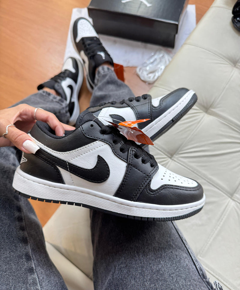 Tênis Nike Air Jordan 1 Low - Panda Classic