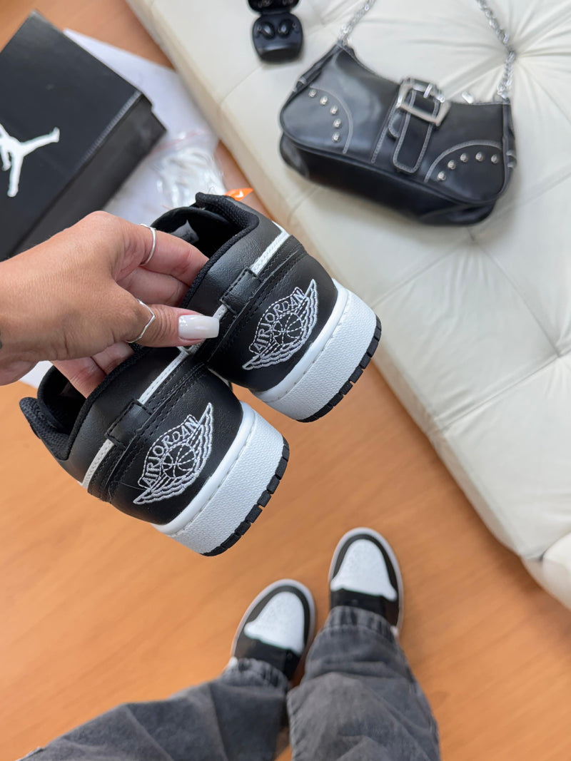 Tênis Nike Air Jordan 1 Low - Panda Classic