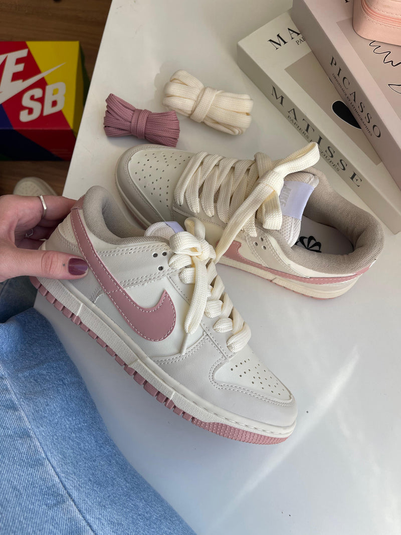 TÊNIS NIKE DUNK LOW SB - Creme e Rose