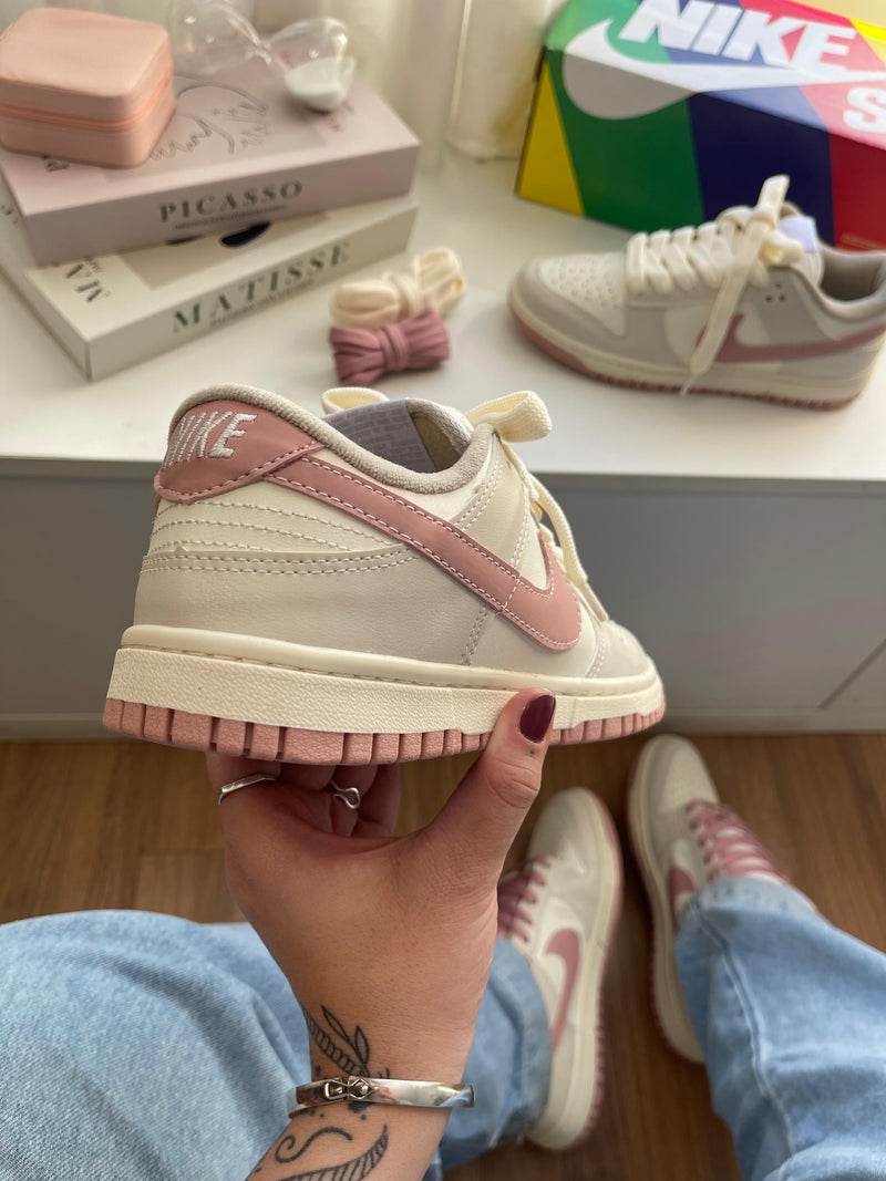 TÊNIS NIKE DUNK LOW SB - Creme e Rose