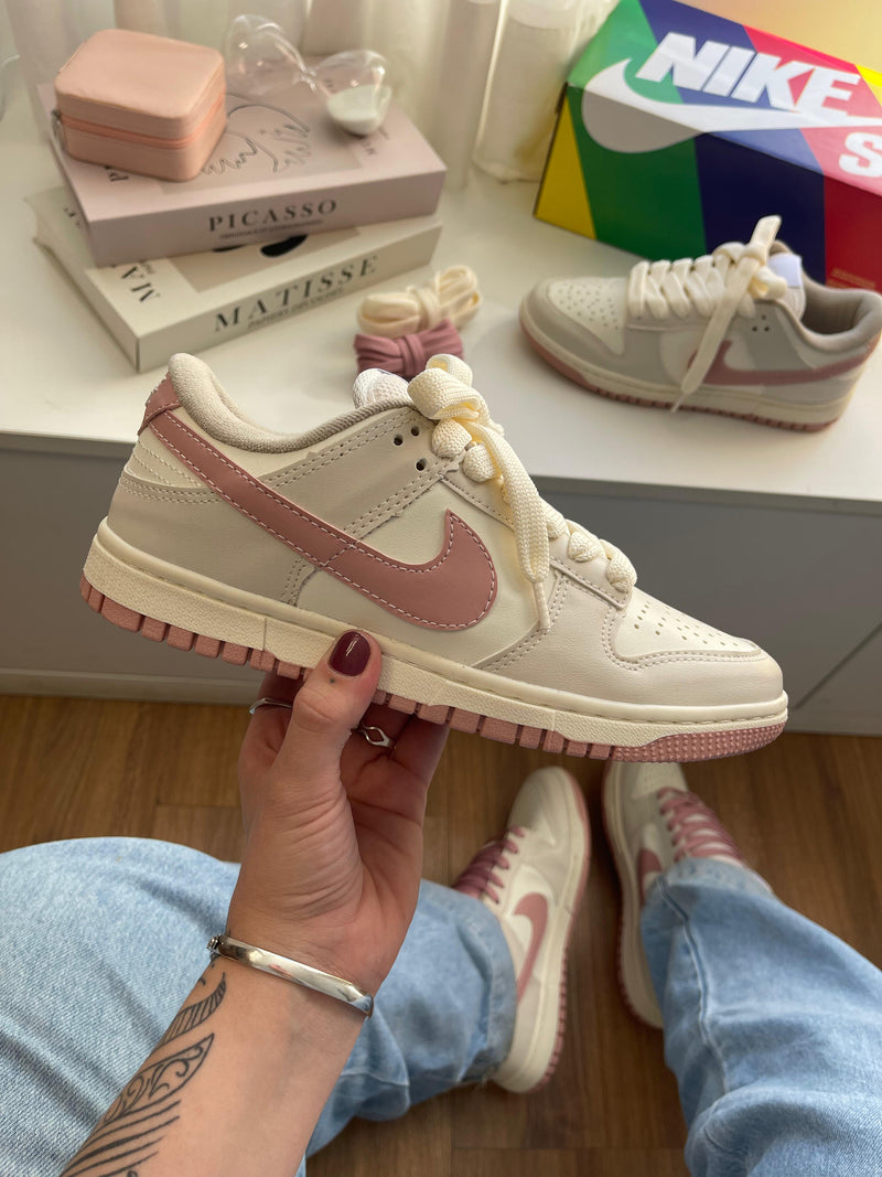 TÊNIS NIKE DUNK LOW SB - Creme e Rose