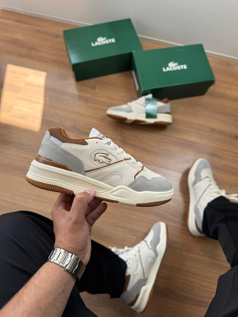 TÊNIS LACOSTE Tenning 1933 - Off / Marrom